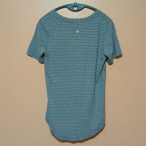 Lululemon classic v-neck stripe grey tshirt sz 4 (estimated) - Picture 5 of 6